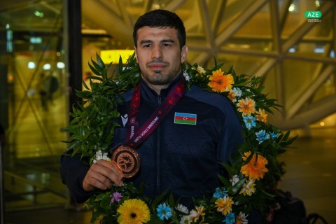 Чемпионы Европы по борьбе вернулись в Баку