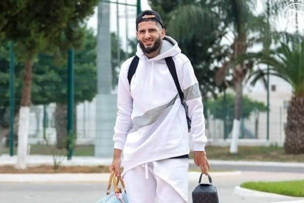 Who are the ones encouraging Yassine Benzia to leave Qarabag?