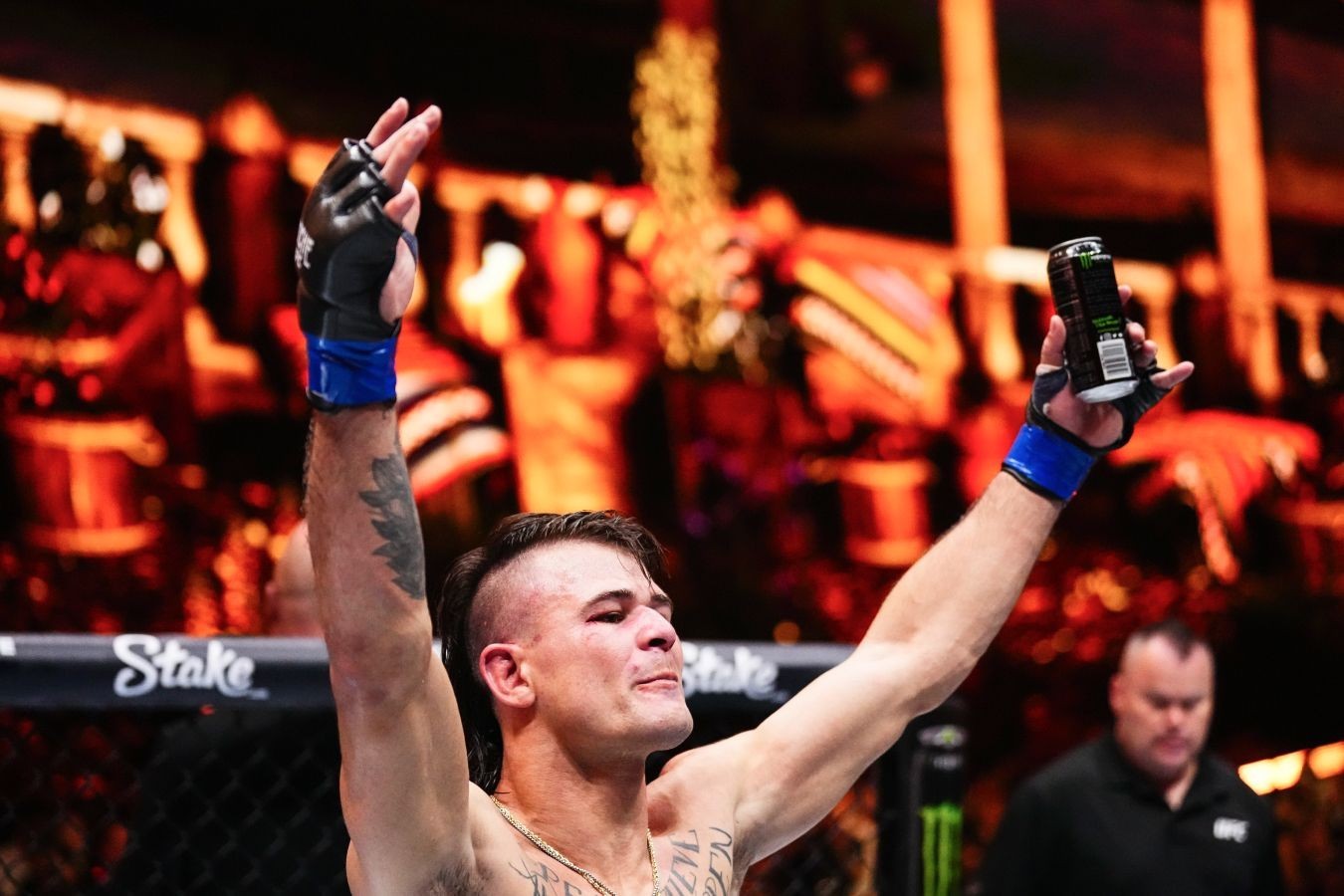 Боец UFC расплакался в раздевалке после проигранного титульного поединка – ВИДЕО