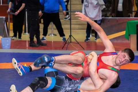 Определились первые победители чемпионата Азербайджана по греко-римской борьбе - ФОТО