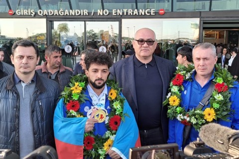 Avropa çempionatının qızıl medalçısı İsa Rüstəmov vətənə qayıdıb - FOTO