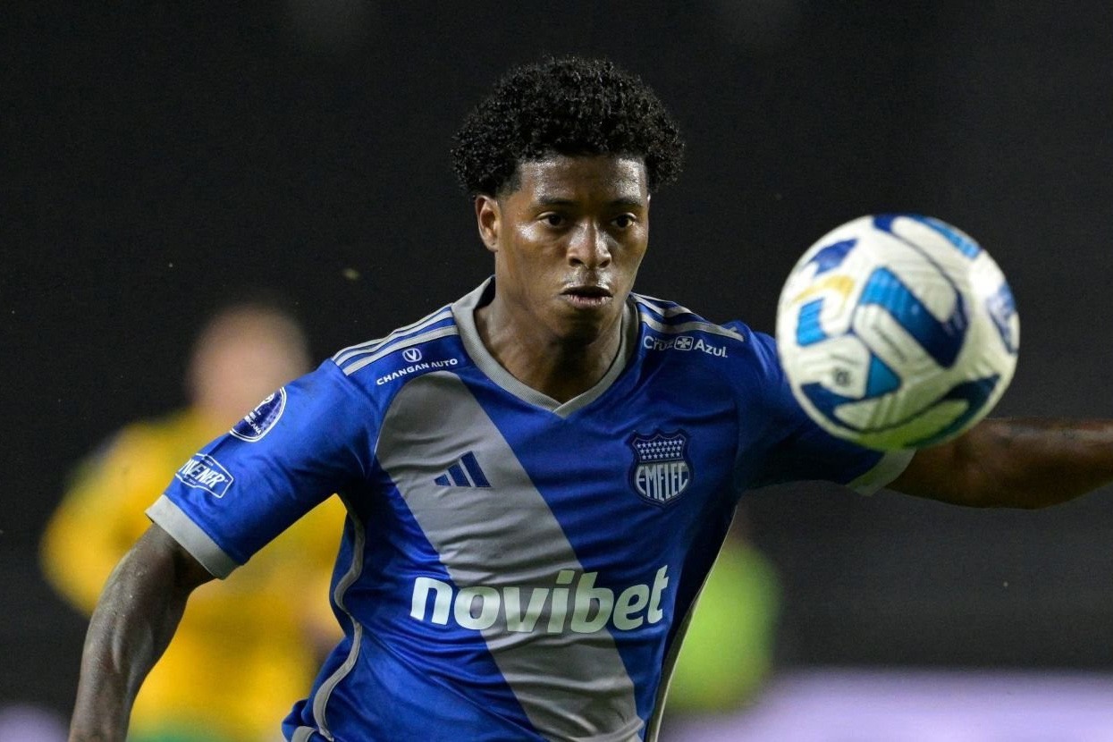 Footballer's house raided - wife and child kidnapped