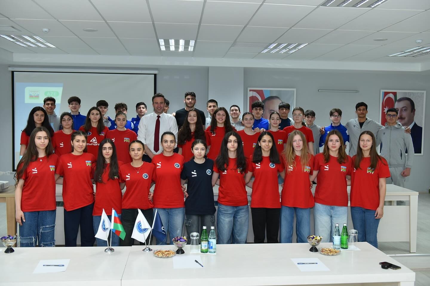 CEV prezidenti voleybolçularımızla görüşüb - FOTO