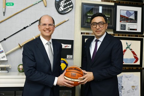 Farid Gayibov discusses cooperation opportunities with FIBA Secretary General - PHOTO