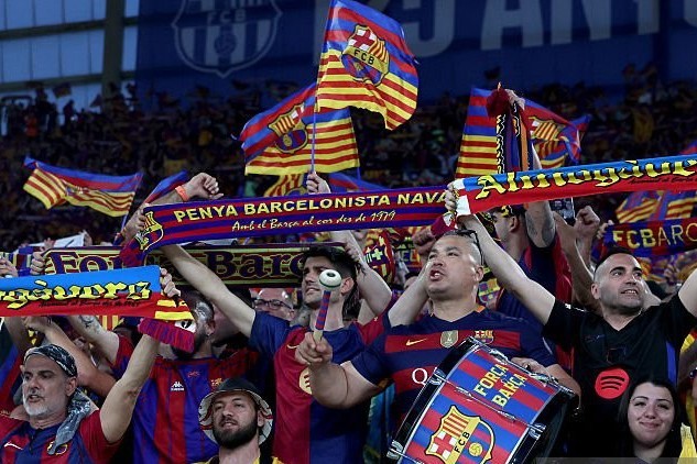 "El Klasiko"dan əvvəl azarkeşlərlə polis arasında toqquşma, fanatlar himni fitə basıb - VİDEO