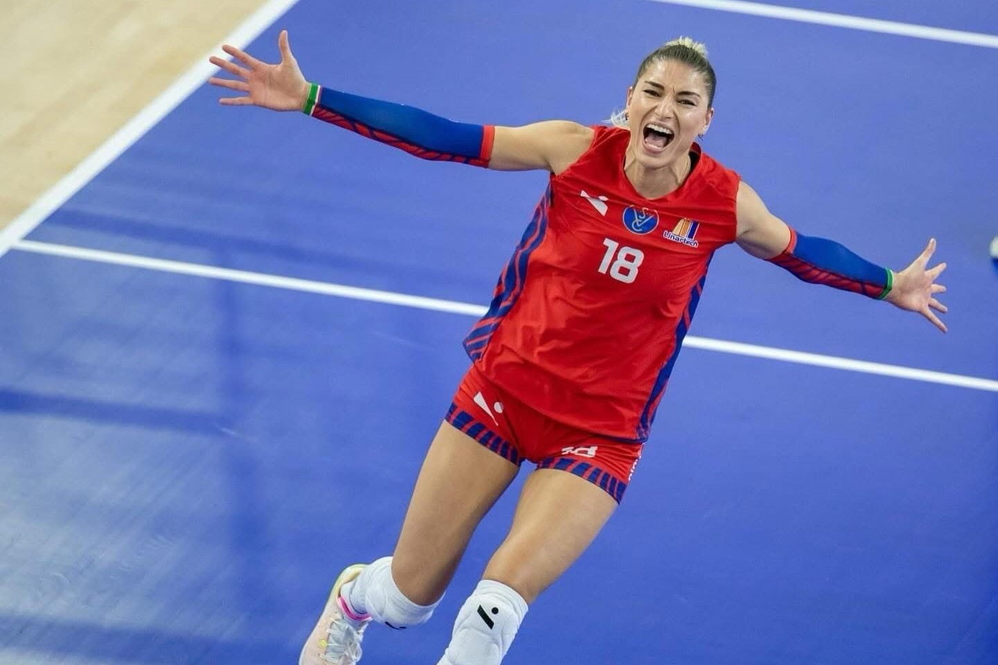 Казак қыздарының емшегі Ақ шұлық пен стилетто өкшесін киген сексуалды брюнетка