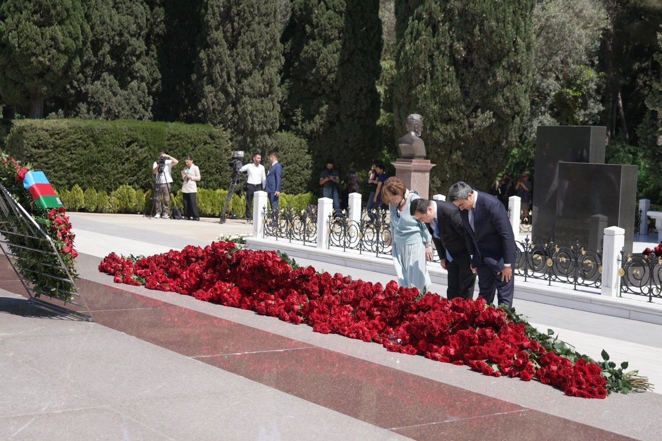 Gənclər və İdman Nazirliyinin kollektivi Ulu Öndərin məzarını ziyarət edib - FOTO