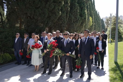 Gənclər və İdman Nazirliyinin kollektivi Ulu Öndərin məzarını ziyarət edib - FOTO