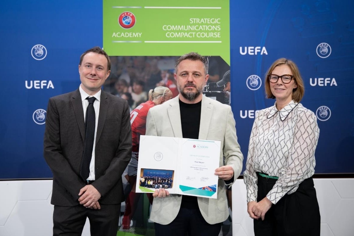 "Qarabağ" rəsmisinə UEFA diplomu verilib