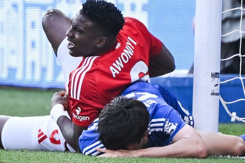 Dirəklə toqquşan futbolçu süni koma vəziyyətində