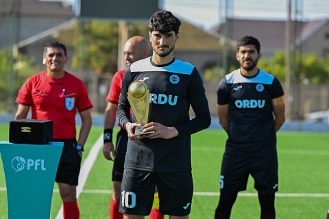 MOİK-in futbolçusuna mükafat təqdim olunub - FOTO
