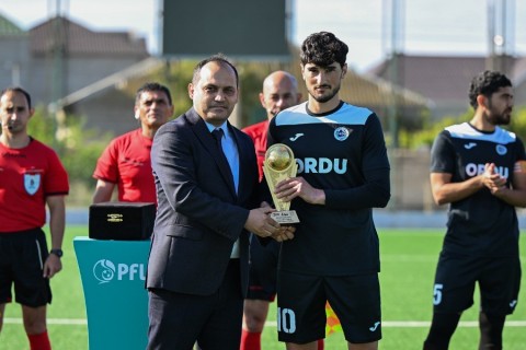 MOİK-in futbolçusuna mükafat təqdim olunub - FOTO