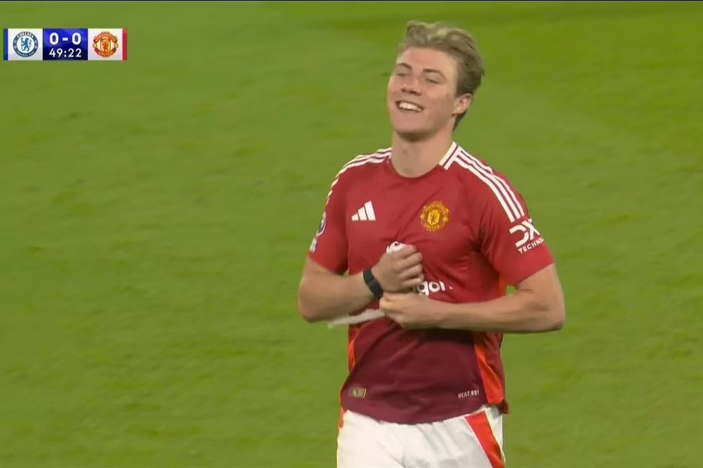 Footballer went onto the field wearing a smartwatch