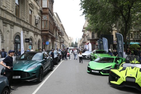 Город скоростей: в Баку прошла зрелищная выставка суперкаров - ФОТО