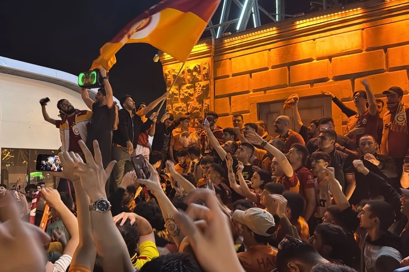 "Qalatasaray"ın çempionluğu Bakıda da coşqu ilə qeyd edilib - VİDEO
