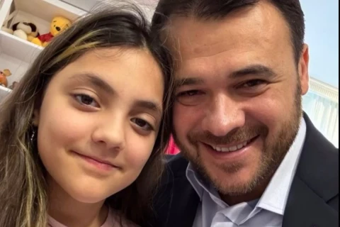 Эмин Агаларов пошутил над сыновьями после триумфа дочери на чемпионате мира
