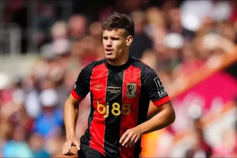 Macar futbolçu seçim qarşısında