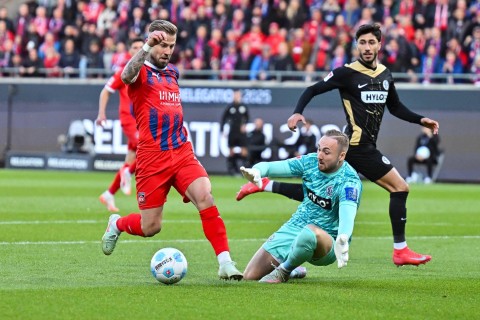 Bundesliqada pley-offun ilk oyununda 4 qol - VİDEO