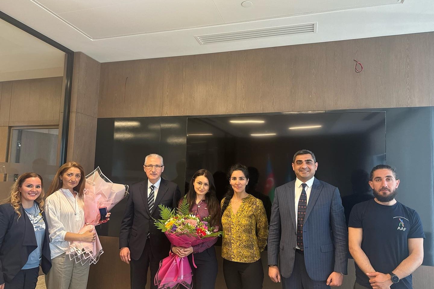 Meeting with female mountaineers who conquered Everest