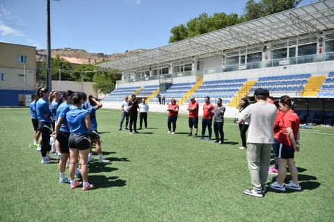 Rafael Ağayev qadın futbolçulardan ibarət millimizin məşqində - FOTO