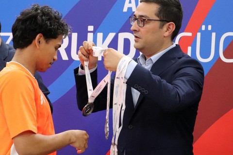 Победители чемпионата Азербайджана по футзалу получили награды — ФОТО