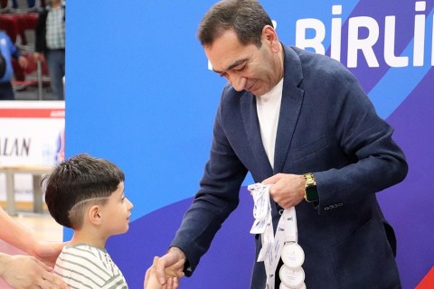 Победители чемпионата Азербайджана по футзалу получили награды — ФОТО