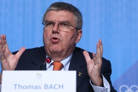 На главу МОК Томаса Баха надели подгузник — ВИДЕО