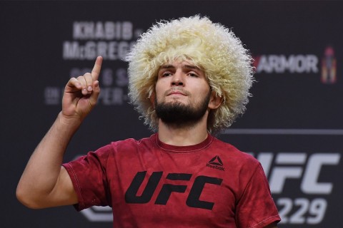 Хабиб Нурмагомедов отказался пожать руку ведущей после финала Лиги чемпионов - ВИДЕО