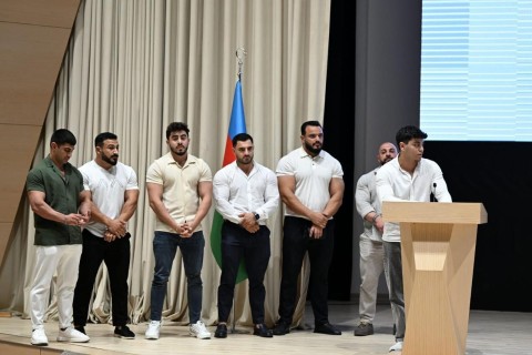 Fərid Qayıbov may ayı ərzində beynəlxalq yarışlarda uğurla çıxış etmiş idmançılarla görüşüb - FOTO