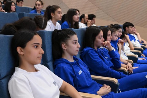Fərid Qayıbov may ayı ərzində beynəlxalq yarışlarda uğurla çıxış etmiş idmançılarla görüşüb - FOTO