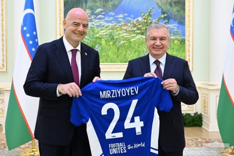 Özbəkistan prezidenti məşqçi və futbolçuları təltif edib