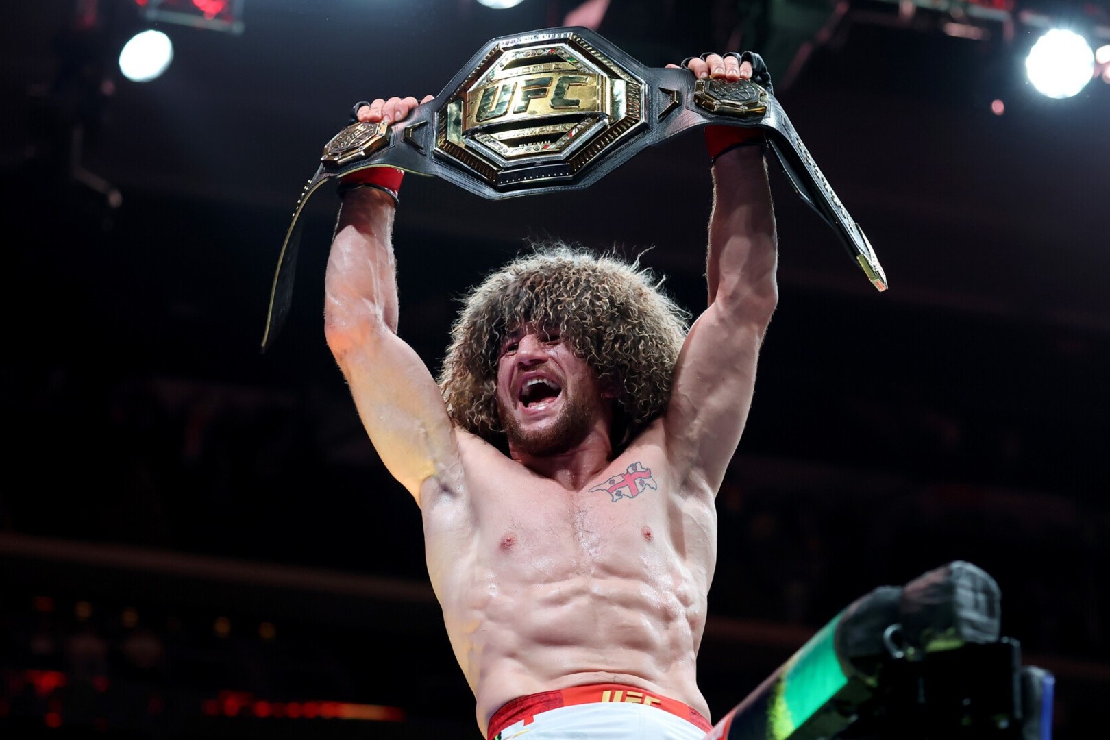 Nazim Sadıxova kömək edən UFC çempionu titulunu qoruyub - FOTO