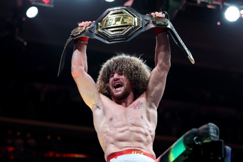 Nazim Sadıxova kömək edən UFC çempionu titulunu qoruyub - FOTO