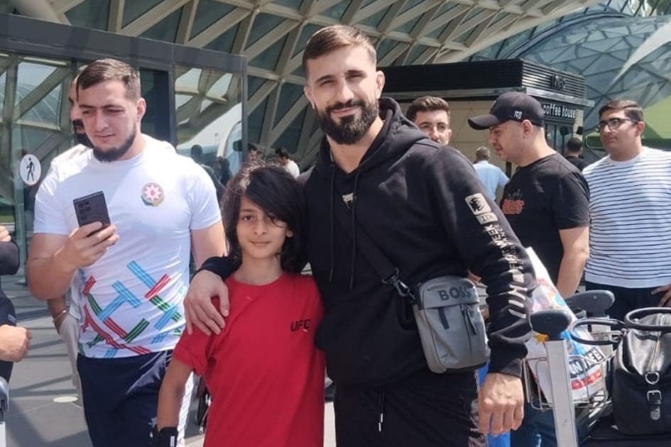 Назим Садыхов прибыл в Баку для участия в историческом турнире UFC - ВИДЕО