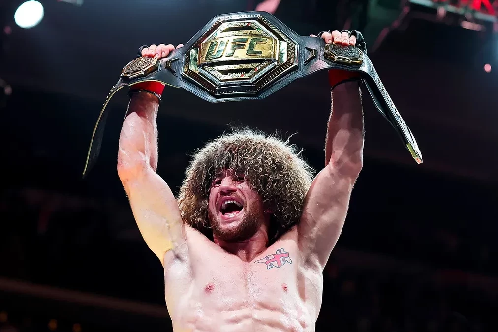 Звездный гость турнира UFC в Баку привез чемпионский пояс в Грузию – ВИДЕО