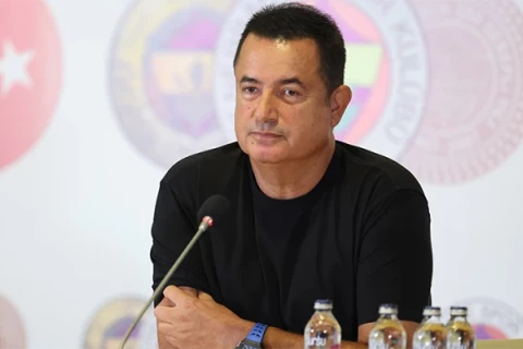 Аджнун Илиджалы покинул "Фенербахче"