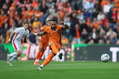 Memfis Depay  Robin van Persiyə çatıb