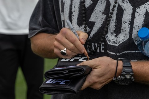 Qurban Qurbanovdan Rafael Fiziyevə hədiyyə - FOTO/VİDEO