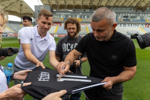 Qurban Qurbanovdan Rafael Fiziyevə hədiyyə - FOTO/VİDEO