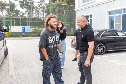Qurban Qurbanovdan Rafael Fiziyevə hədiyyə - FOTO