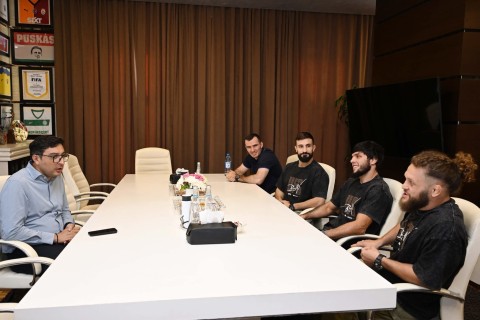 Фарид Гаибов встретился с азербайджанскими бойцами перед турниром UFC в Баку - ФОТО