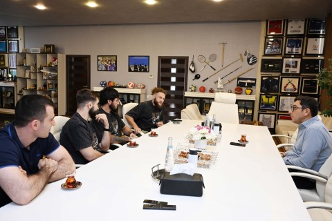 Фарид Гаибов встретился с азербайджанскими бойцами перед турниром UFC в Баку - ФОТО