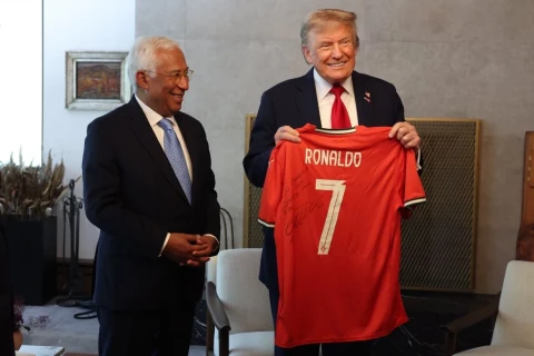 ABŞ prezidentinə Kriştiano Ronaldonun imzalı forması hədiyyə olunub - FOTO