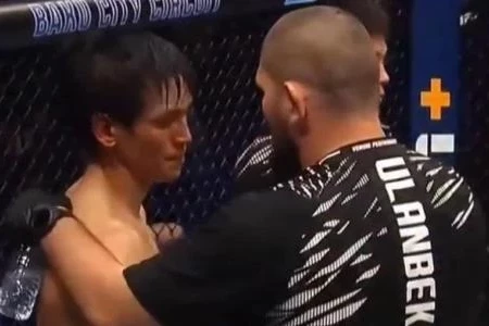 Хабиб Нурмагомедов попытался успокоить проигравшего поединок в Баку казахстанца - ВИДЕО