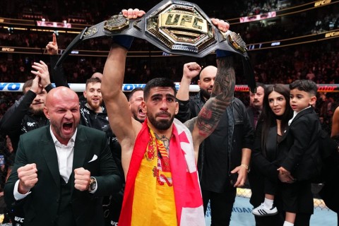 Топурия нокаутировал Оливейру в первом раунде и стал чемпионом UFC - ВИДЕО