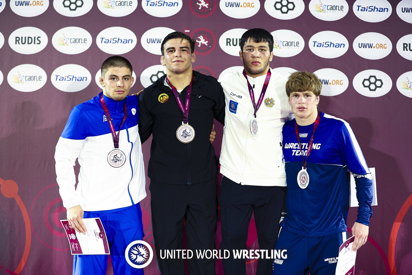 Üç güləşçimiz Avropa çempionatının gümüş medalını qazanıb - FOTO