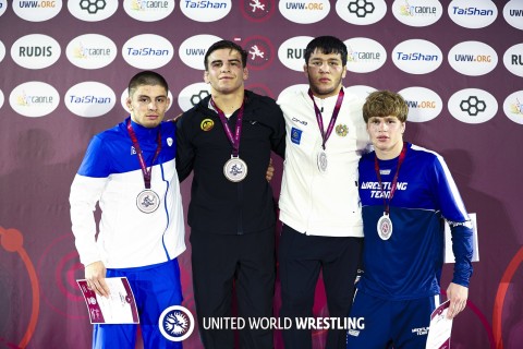 Üç güləşçimiz Avropa çempionatının gümüş medalını qazanıb - FOTO