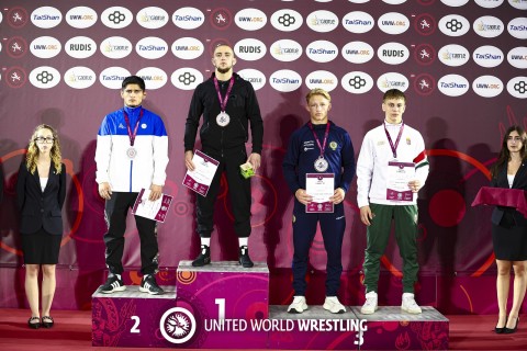 Üç güləşçimiz Avropa çempionatının gümüş medalını qazanıb - FOTO