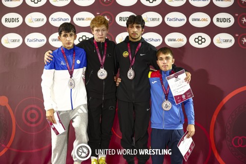 Üç güləşçimiz Avropa çempionatının gümüş medalını qazanıb - FOTO