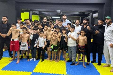 Bakıda keçirilmiş "UFC Fight Night"ın qalibi Tbilisidə azərbaycanlı idmançılarla görüşüb - FOTO
